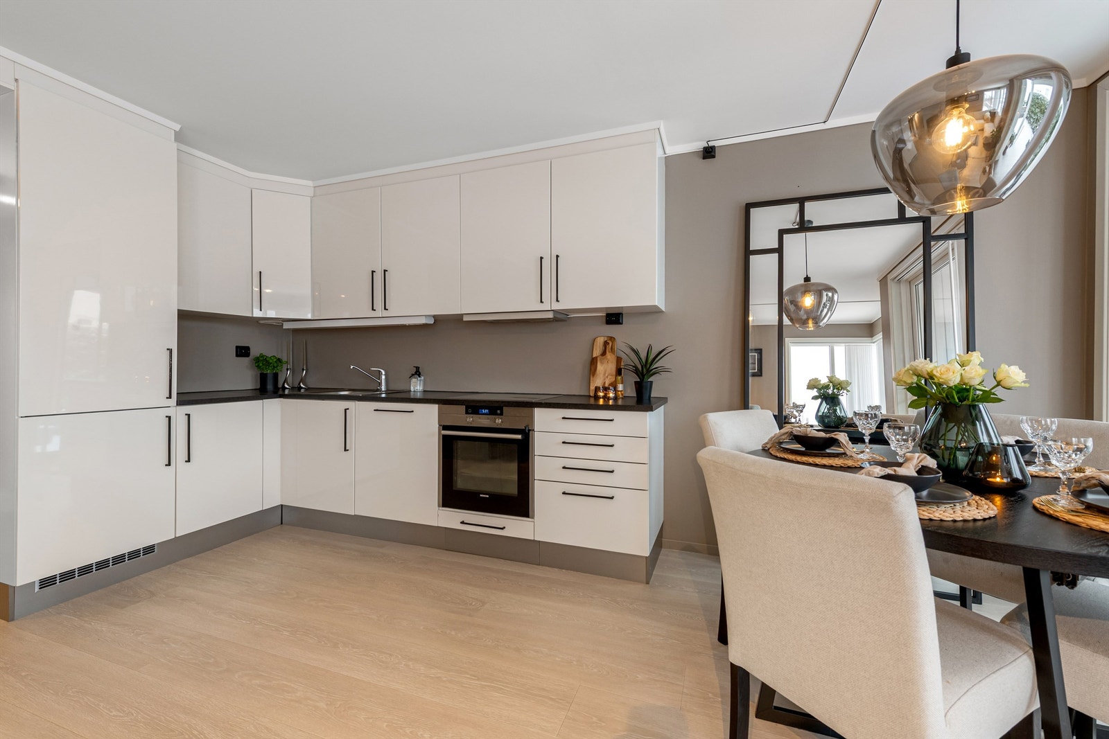 Kjøkkenet er utstyrt med integrert stekeovn, induksjonstopp, oppvaskmaskin og kjøl/frys. Galleribilde