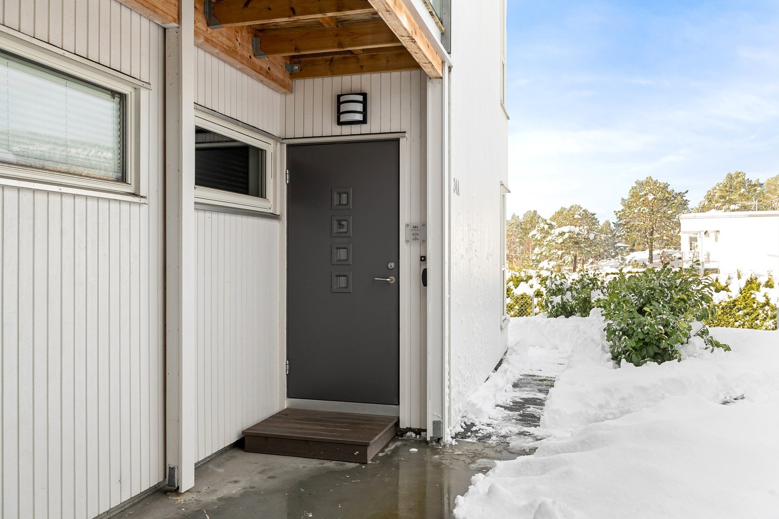 Egen inngang fra bakkeplan gir enkel adkomst. Galleribilde