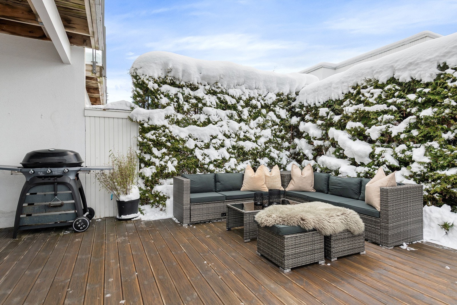 God plass for en romslig utendørs sofagruppe. Galleribilde