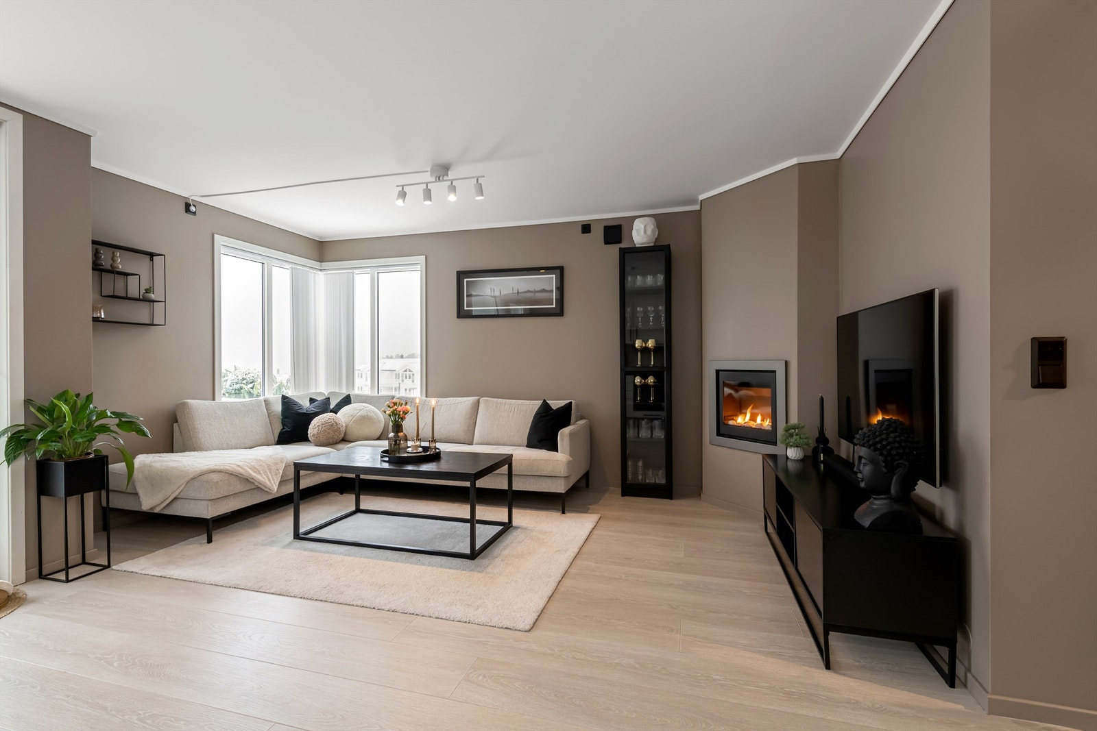 Stuen er et naturlig samlingspunkt i boligen, med god plass for sosialt samvær. Galleribilde