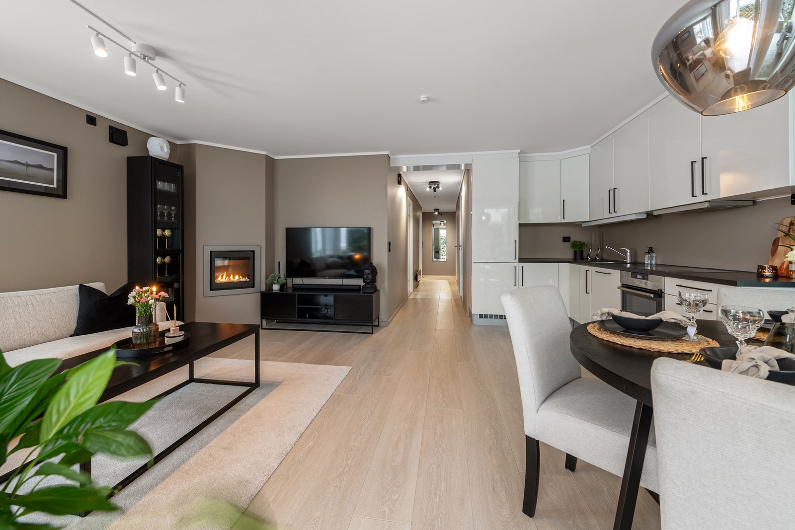 Det er gjennomgående laminat på gulv i alle oppholdsrom. Galleribilde