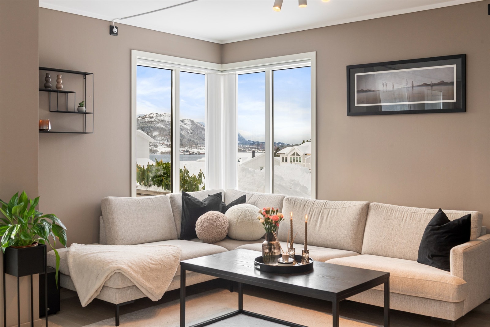 Store vindusflater og hjørnevinduer slipper inn rikelig med dagslys - flott utsikt mot Havnevika og Storfjorden. Galleribilde