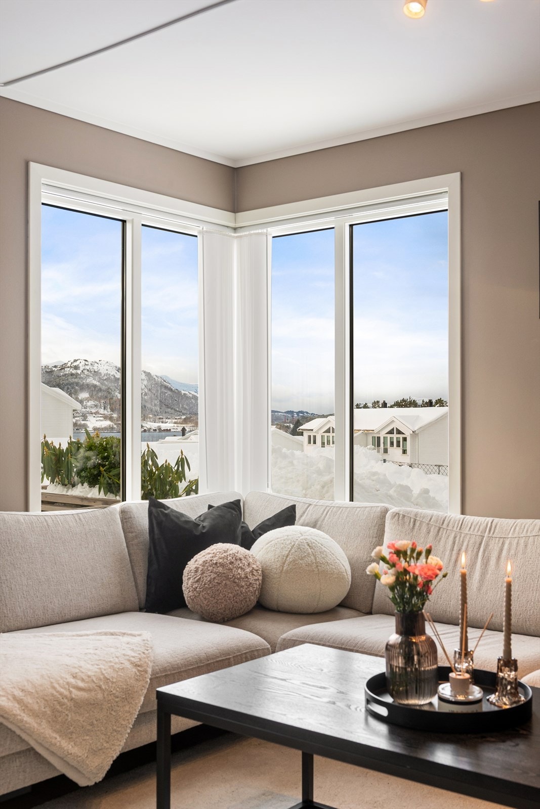 Vinduene er fra byggeår med karmer og rammer av tre. Galleribilde