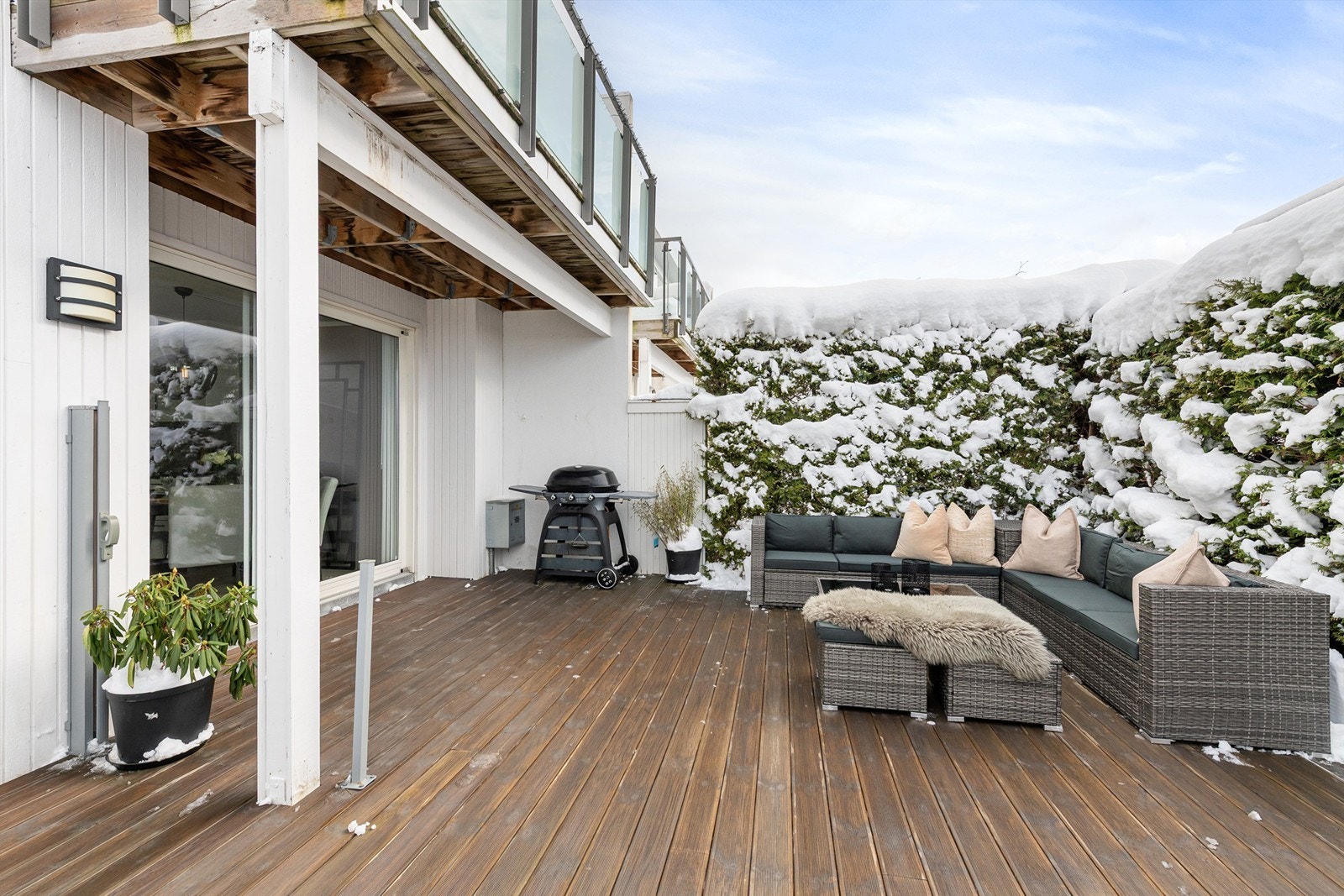 Den overbygde delen av terrassen gir ly for vær og vind. Galleribilde