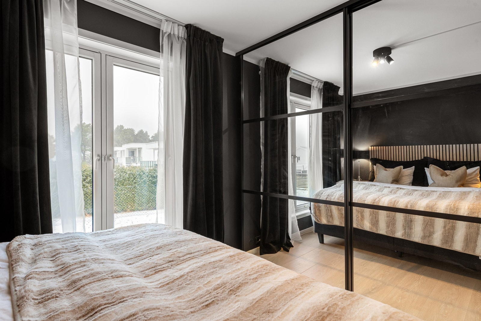 Rommet er utstyrt med en romslig skyvedørsgarderobe med speilfronter og god innredning. Galleribilde