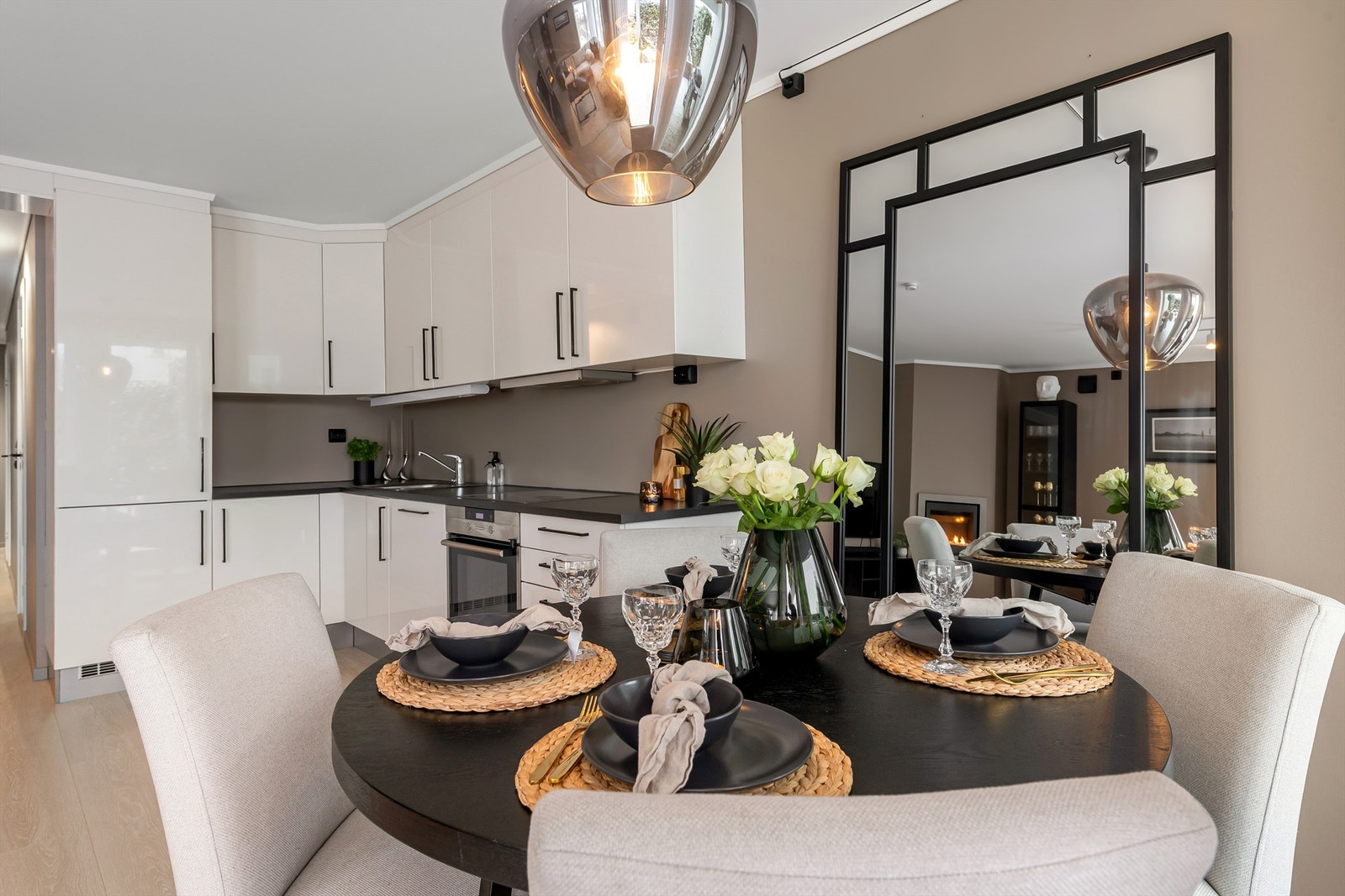 En velutstyrt og funksjonell arbeidsplass for matlaging. Galleribilde