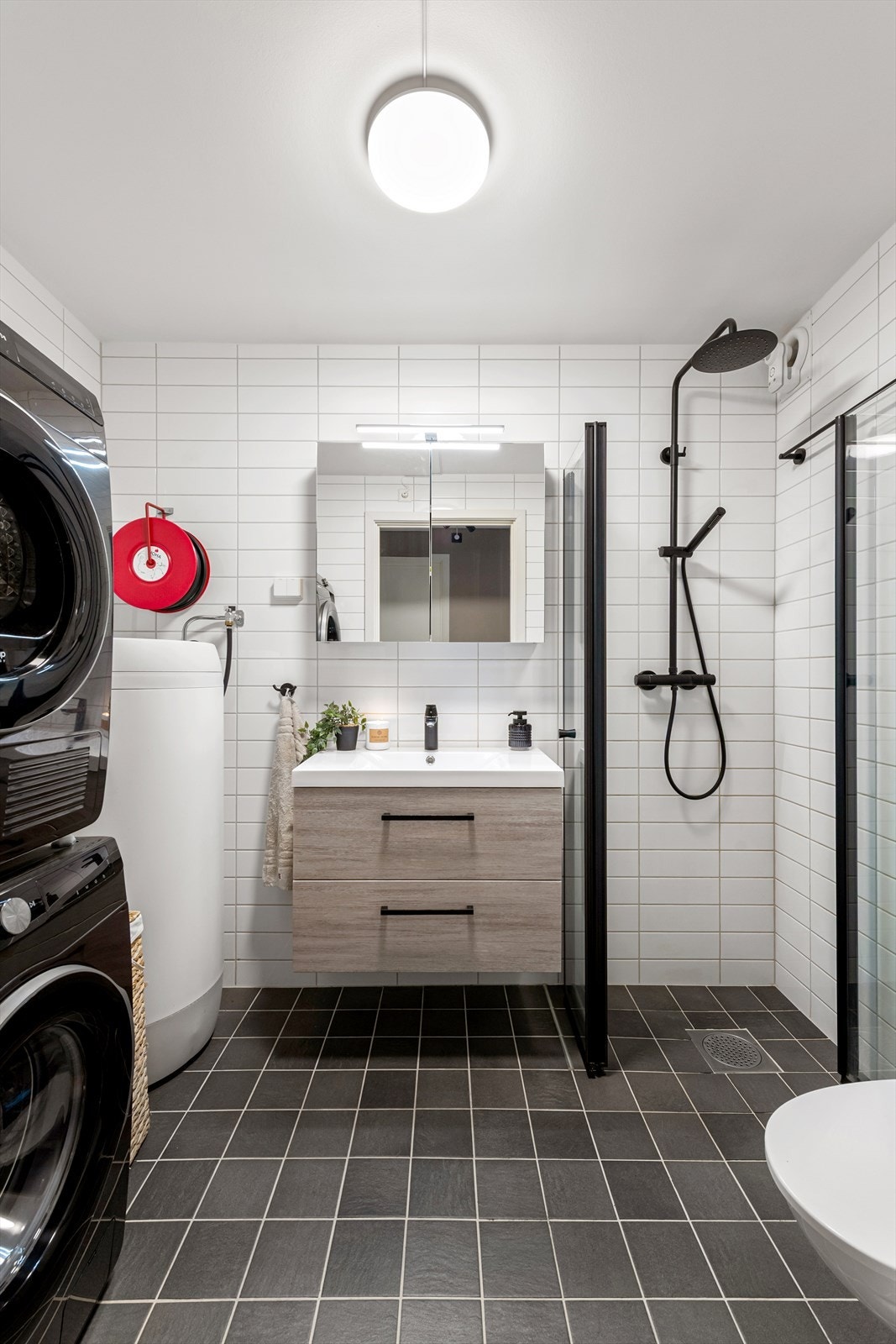 Rommet har veggmontert toalett og innfellbare dusjvegger for optimal plassutnyttelse. Galleribilde