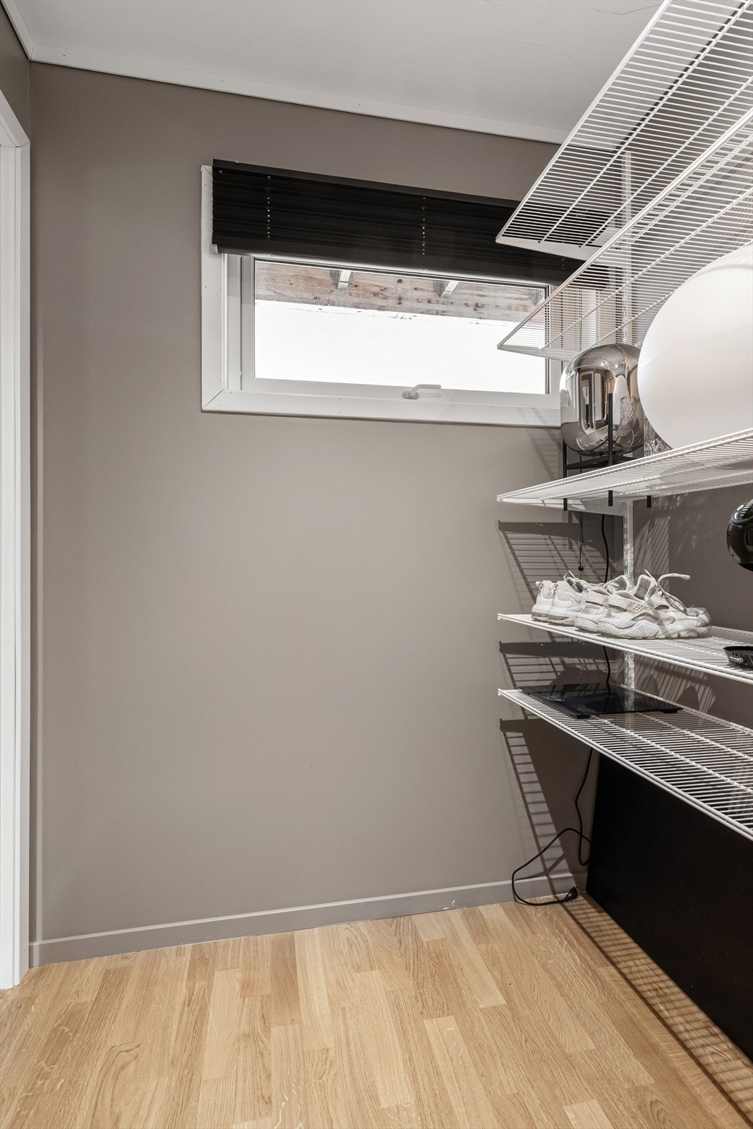 Her er også sikringsskapet med automatsikringer plassert. Galleribilde