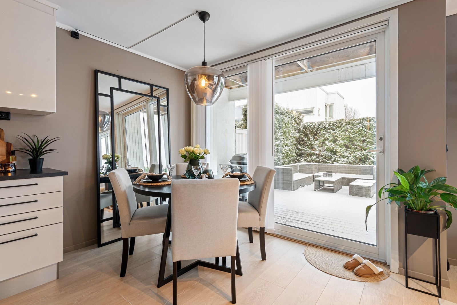 Laminat benkeplate med overlimt vask og praktisk belysning under overskapene. Galleribilde