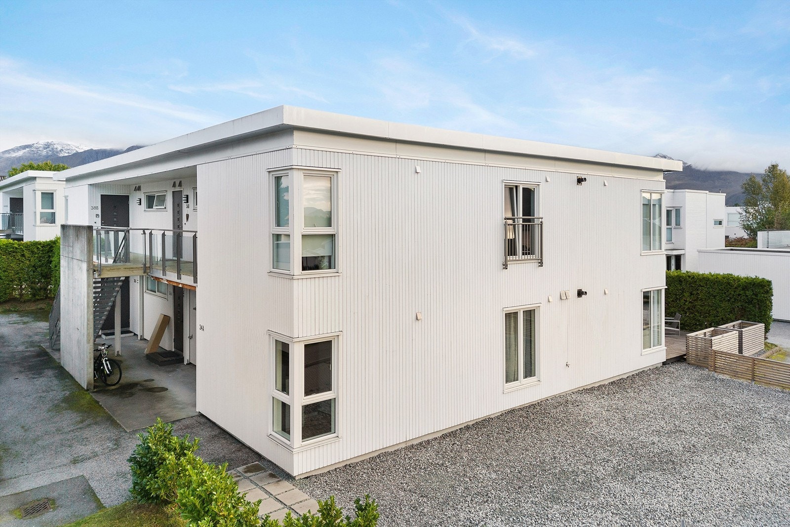 Bygget er fra 2009 og har yttervegger kledd med stående trekledning. Galleribilde