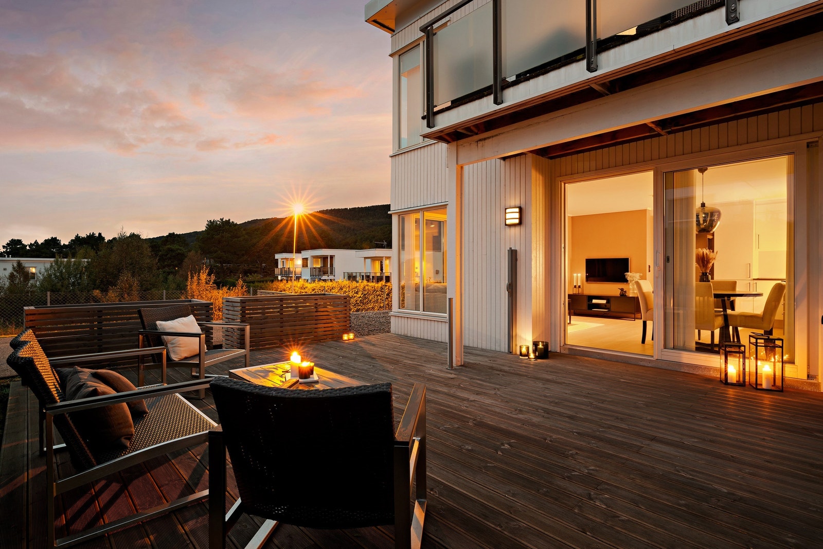 Fra stuen er det direkte utgang til en romslig og skjermet markterrasse på 29 m². Galleribilde