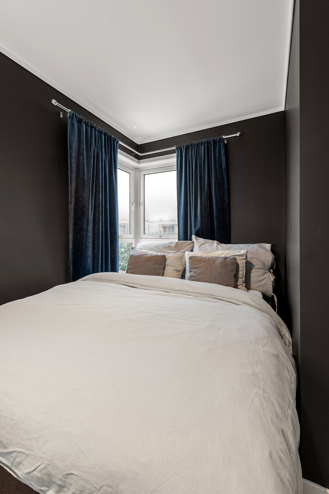 Begge soverommene har malte veggflater og laminat på gulvet. Galleribilde