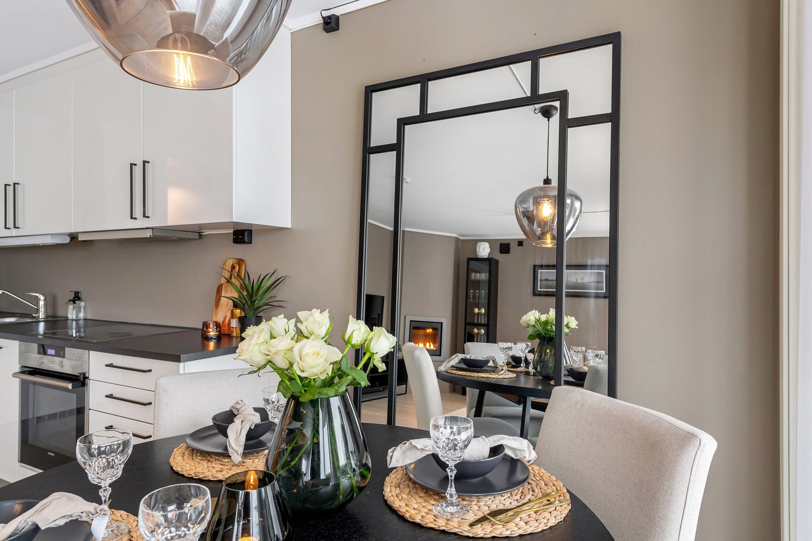 Den gode planløsningen gjør det enkelt å være sosial under matlagingen. Galleribilde