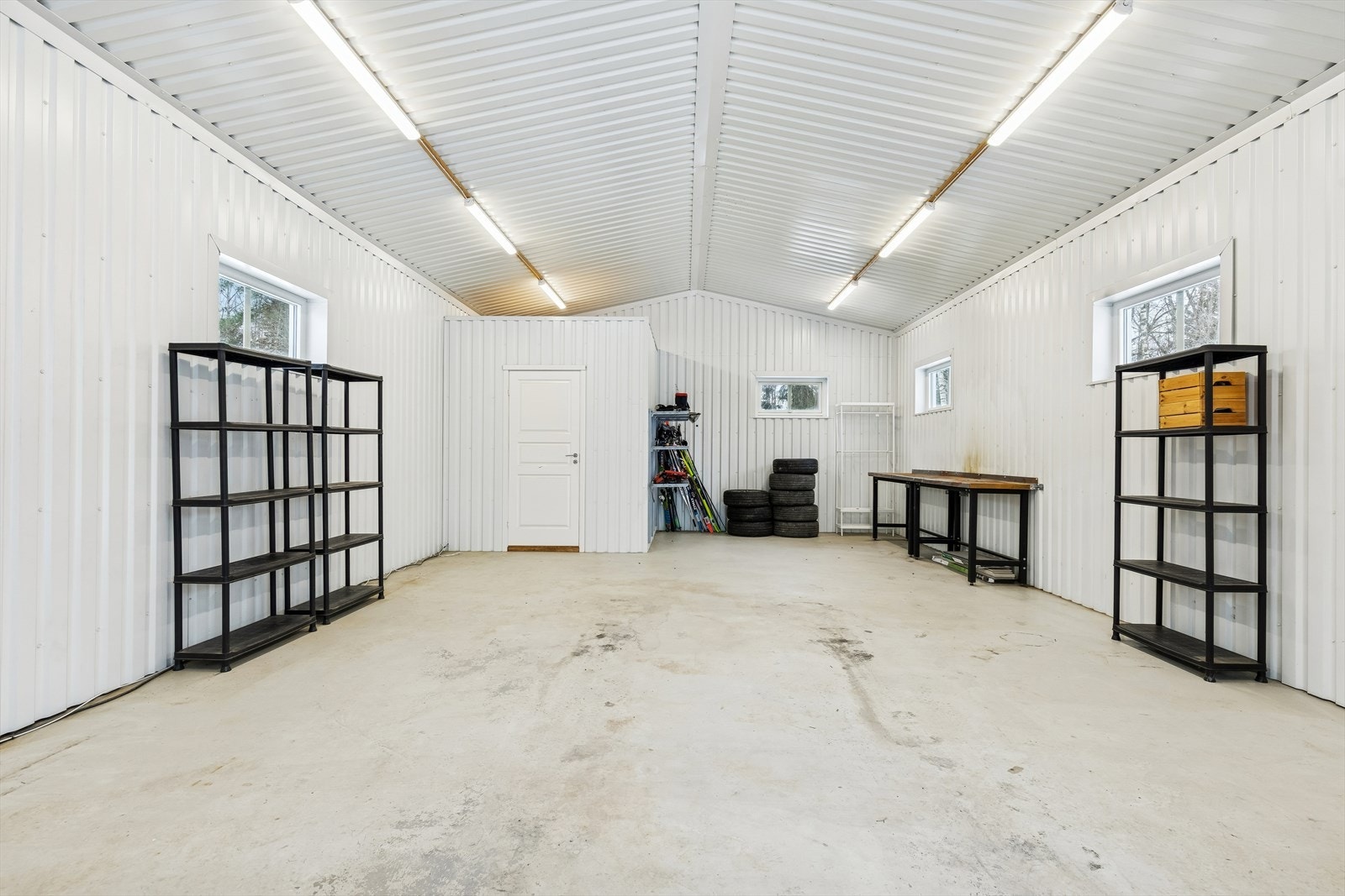 Stor, frittstående garasje/verksted på 59 m², bygget i 2017. Galleribilde