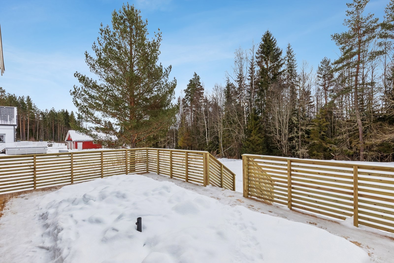 Ny, sydvendt stueterrasse på 34 m² med trapp ned til hagen. Galleribilde