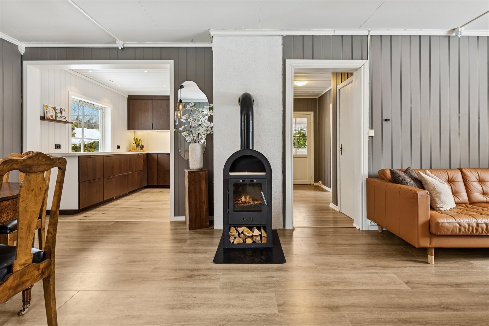 Stuen har en peisovn som gir en god og lun varme. Galleribilde