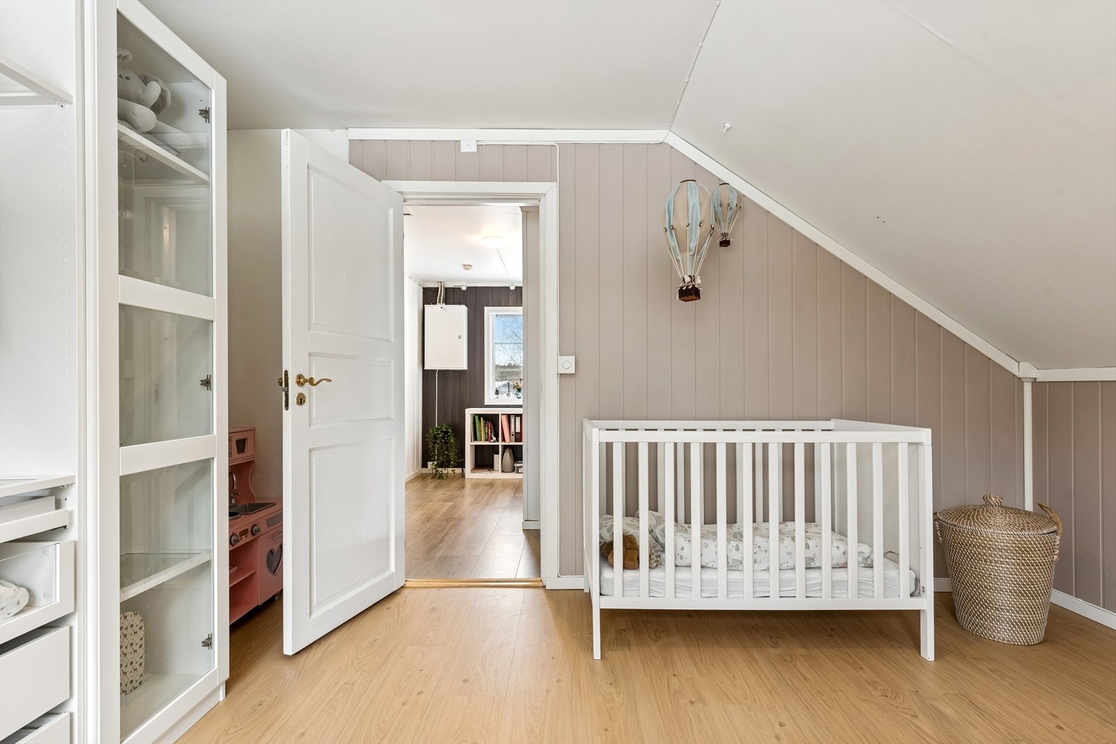 Heltre speildører gir en klassisk overgang mellom rommene i andre etasje. Galleribilde