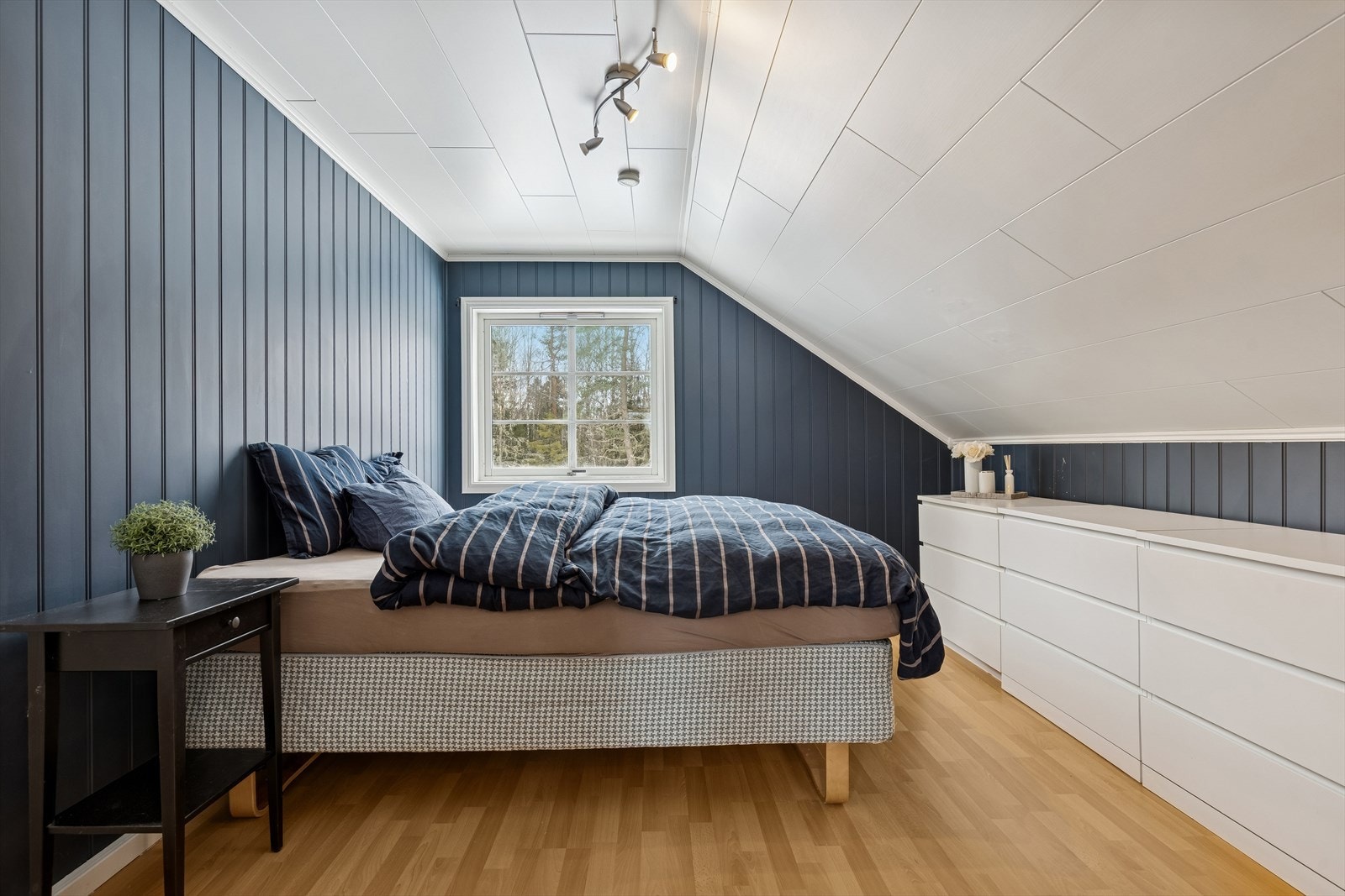 Andre etasje rommer tre soverom, adskilt fra de sosiale sonene nede. Galleribilde