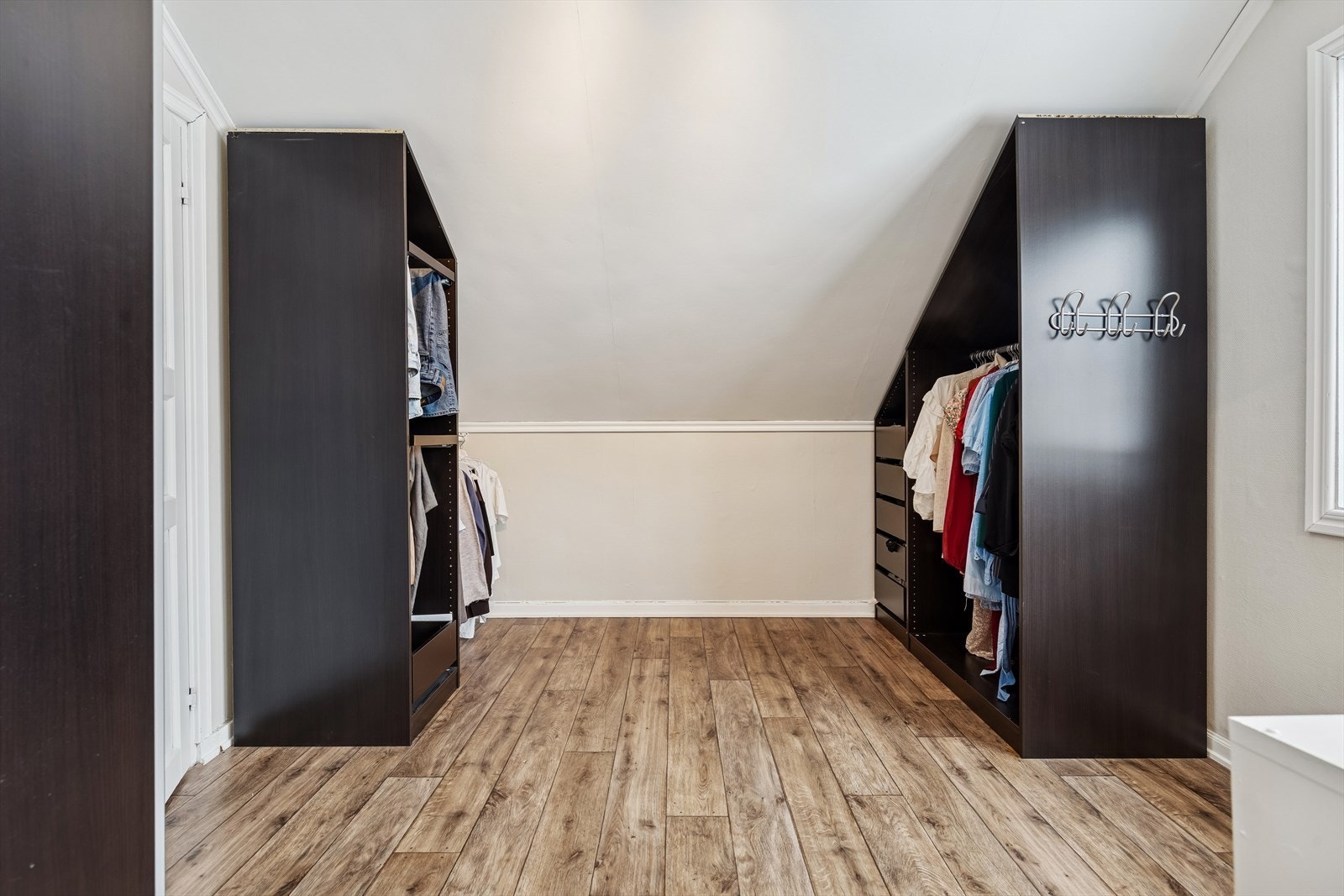 Ett av rommene er innredet som walk-in-closet og gir rikelig med oppbevaringsplass. Galleribilde