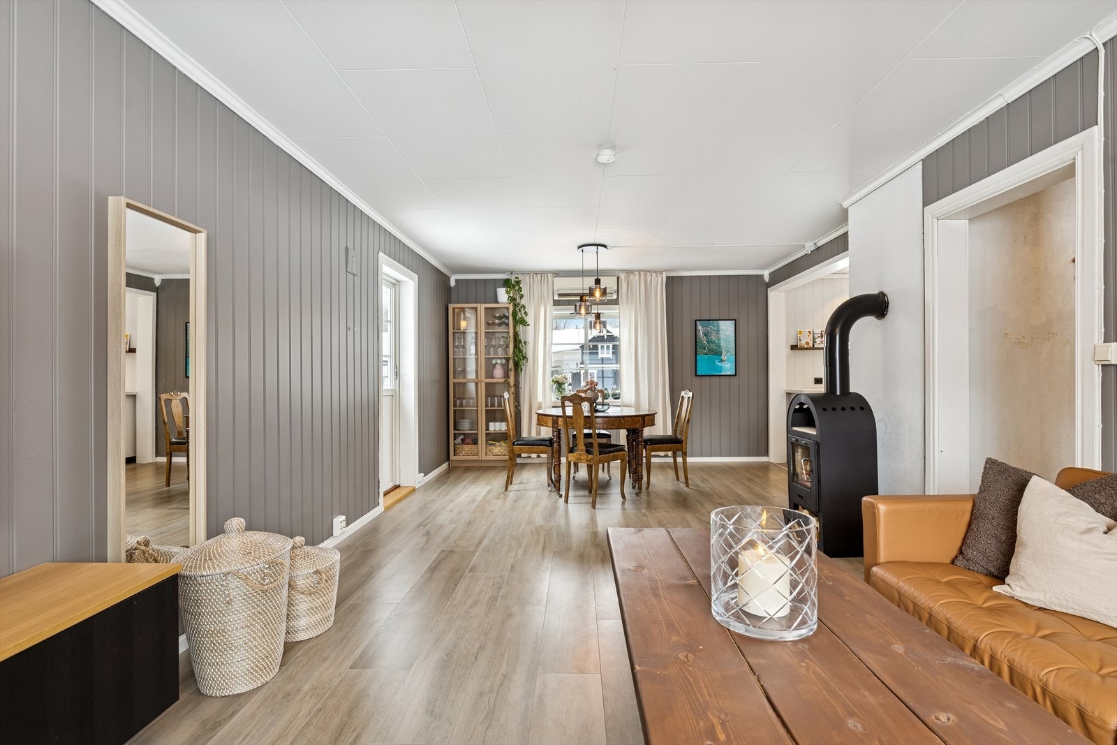 Stuen er et sentralt rom med god plass til både sofagruppe og spisebord. Galleribilde