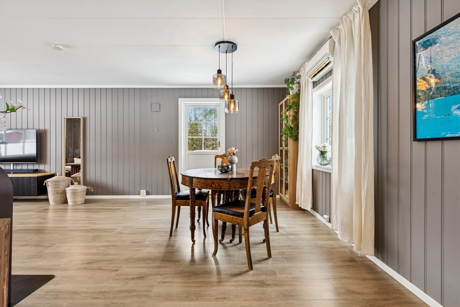 Boligen har en tradisjonell planløsning med sosiale soner i første etasje. Galleribilde