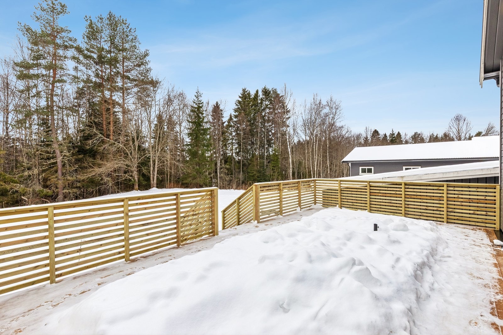 Eiendommen er på totalt 3,2 mål med stor, planert hage og gruset gårdsplass. Galleribilde