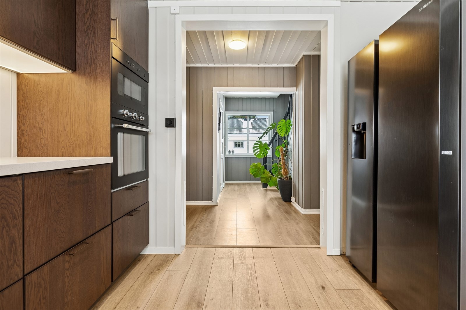 Fra kjøkkenet er det enkel adkomst til gang og videre til stuen. Galleribilde