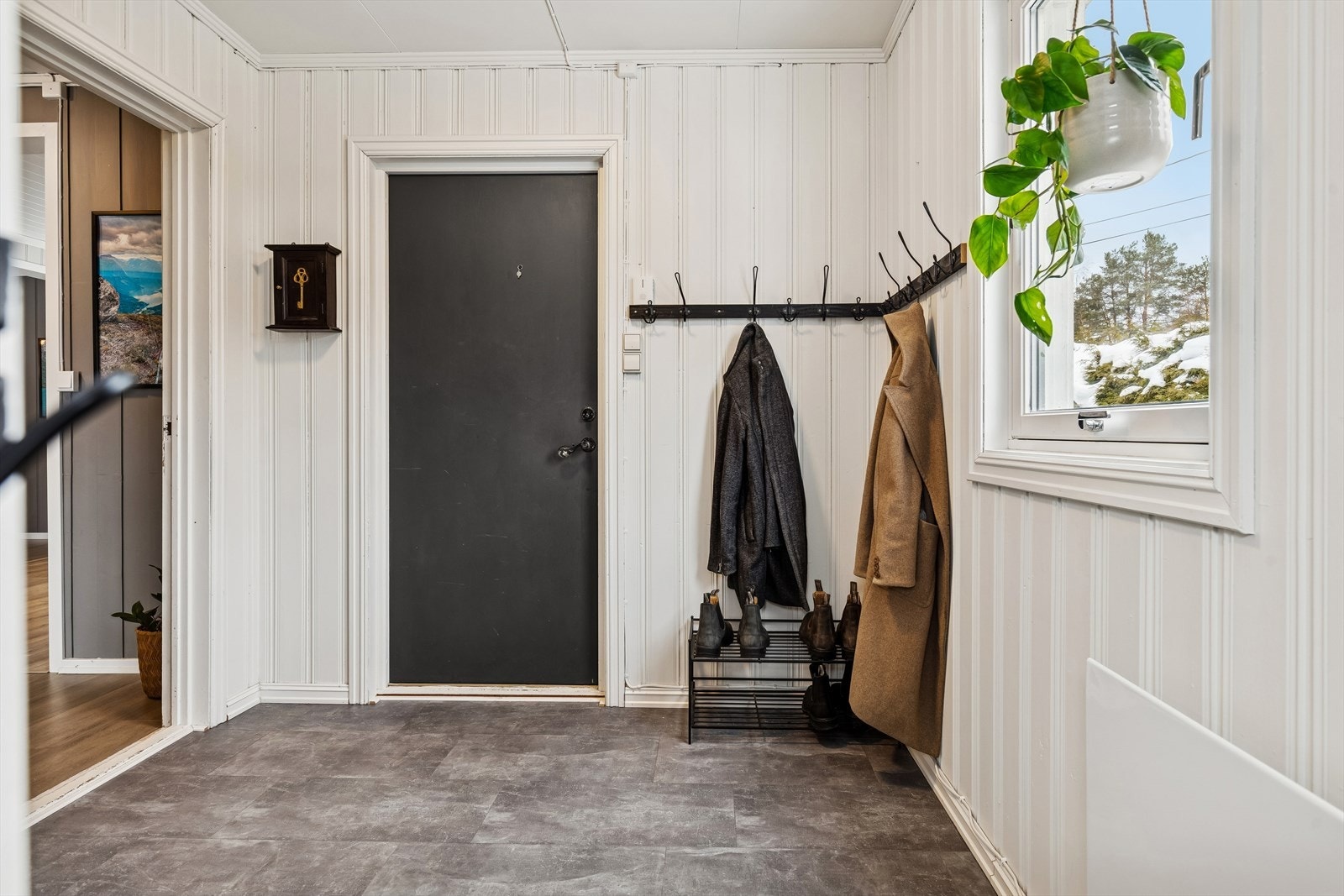 Malt ytterdør med kikkehull og glassdør inn mot gangen. Galleribilde