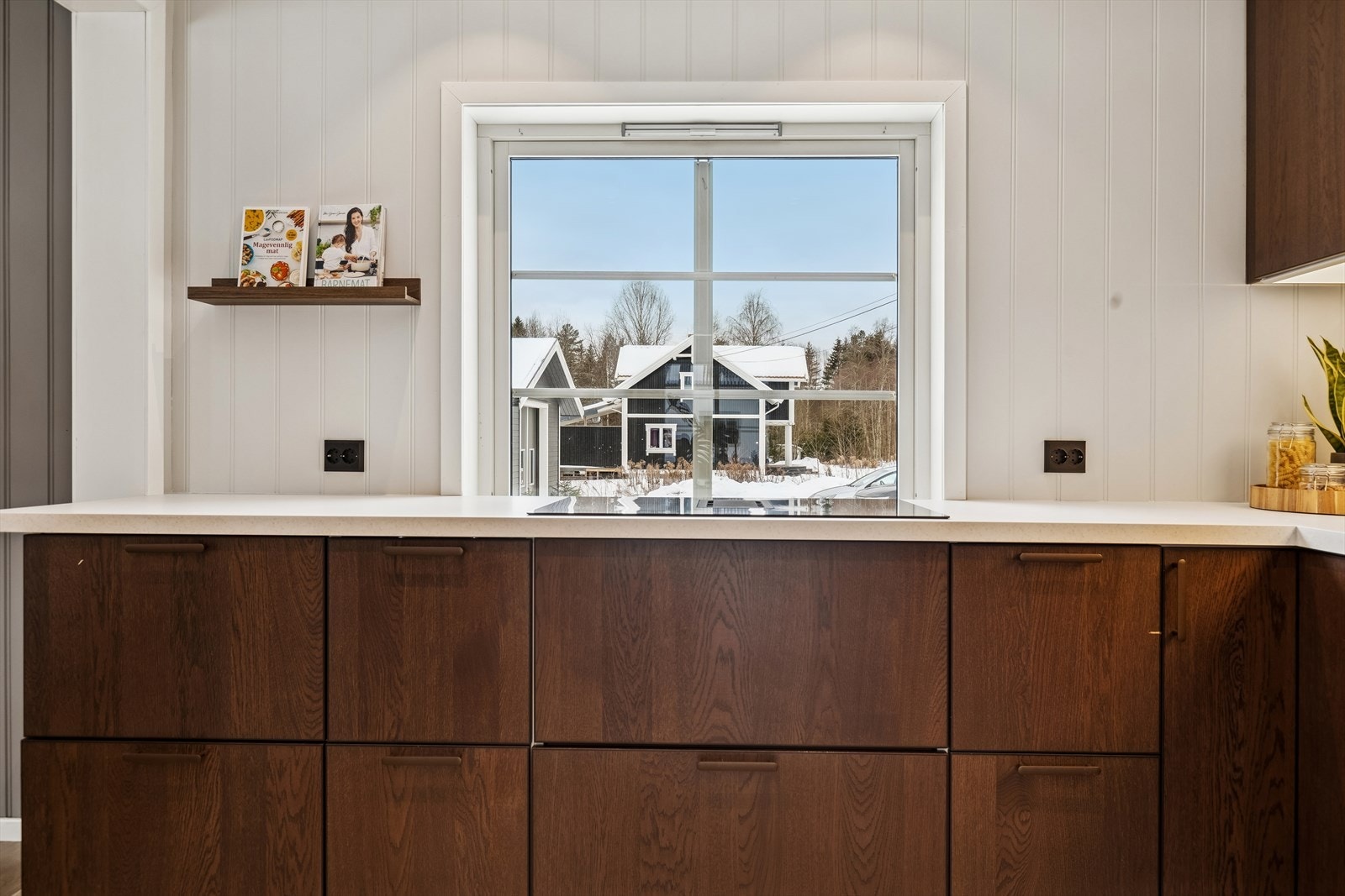 Nytt og moderne vinkelkjøkken fra 2024 med slette trefinerte fronter. Galleribilde