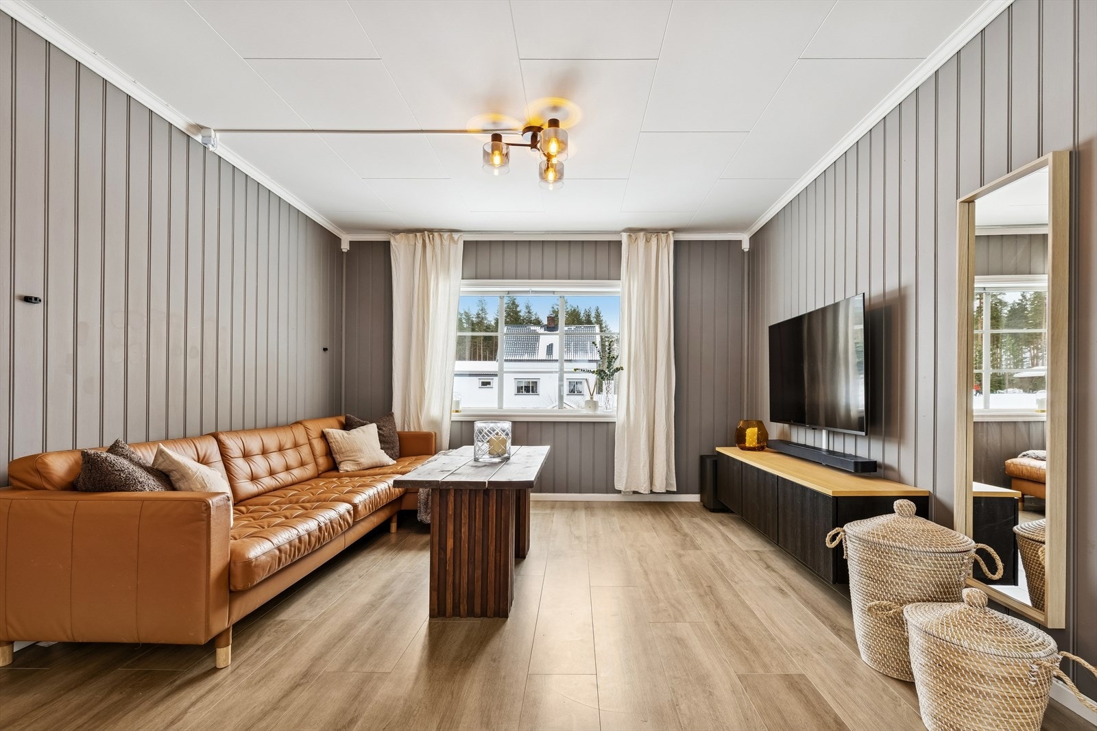 Vinduene i hovedetasjen er isolerglassvinduer i malte trekarmer fra 2005. Galleribilde