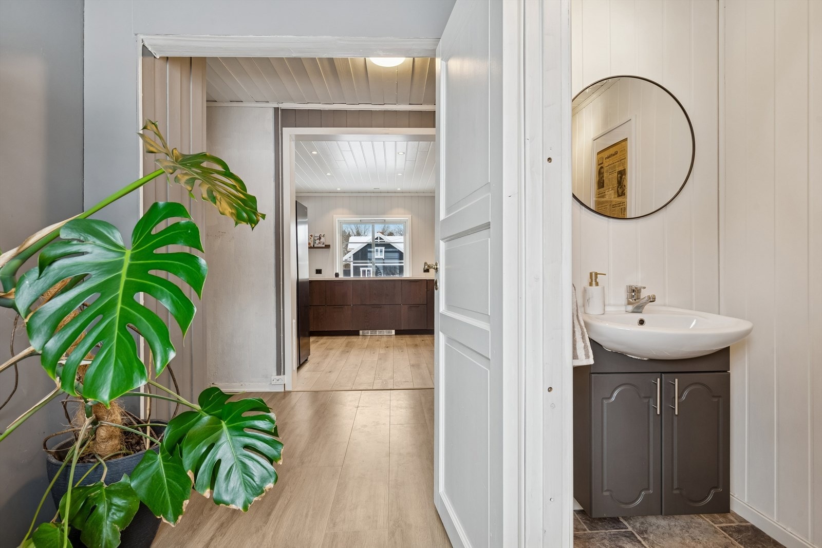 Praktisk toalettrom i første etasje med servant og underskap. Galleribilde