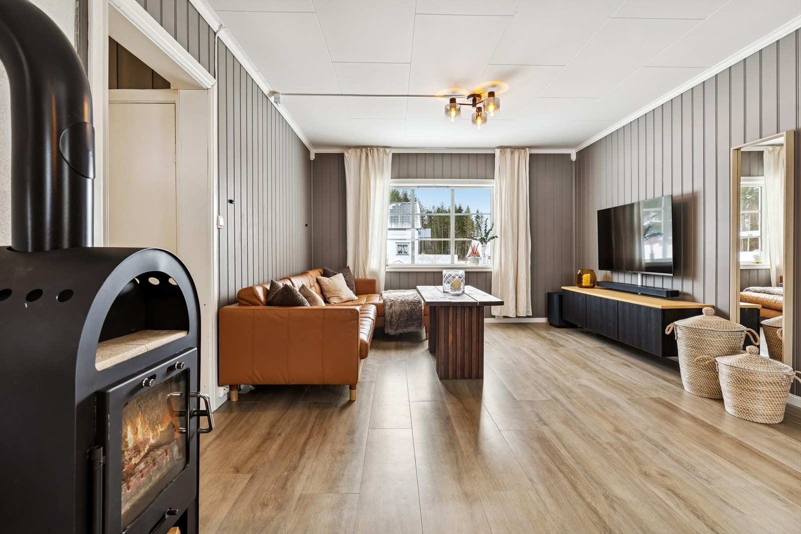 Teglpipen fra byggeåret er et solid element i huset. Galleribilde