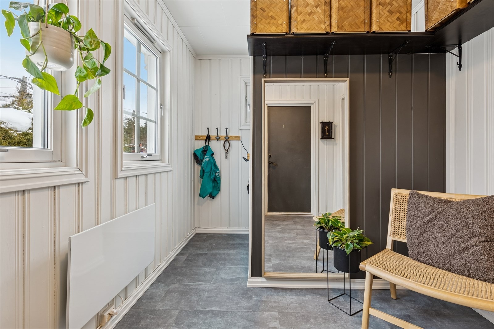 Innbydende vindfang med vinylplank på gulvet og plass til yttertøy. Galleribilde