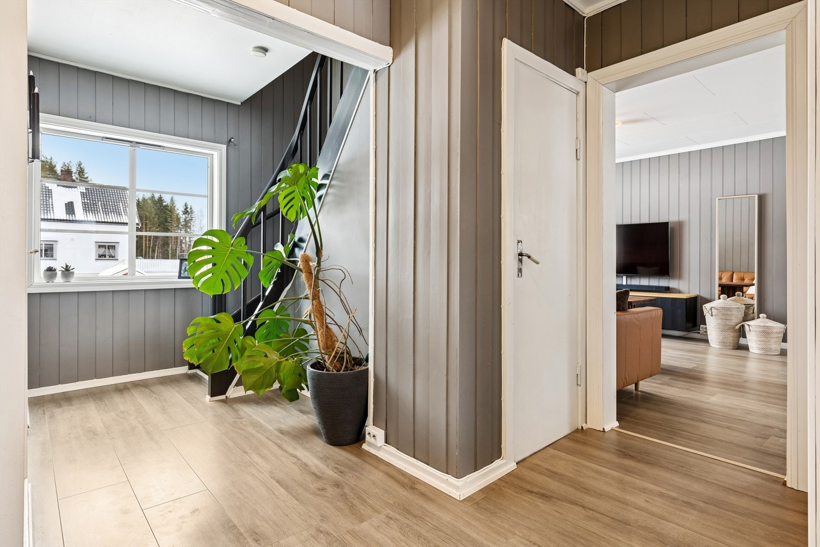 Gangen i første etasje har en malt vinkeltrapp som leder opp til andre etasje. Galleribilde