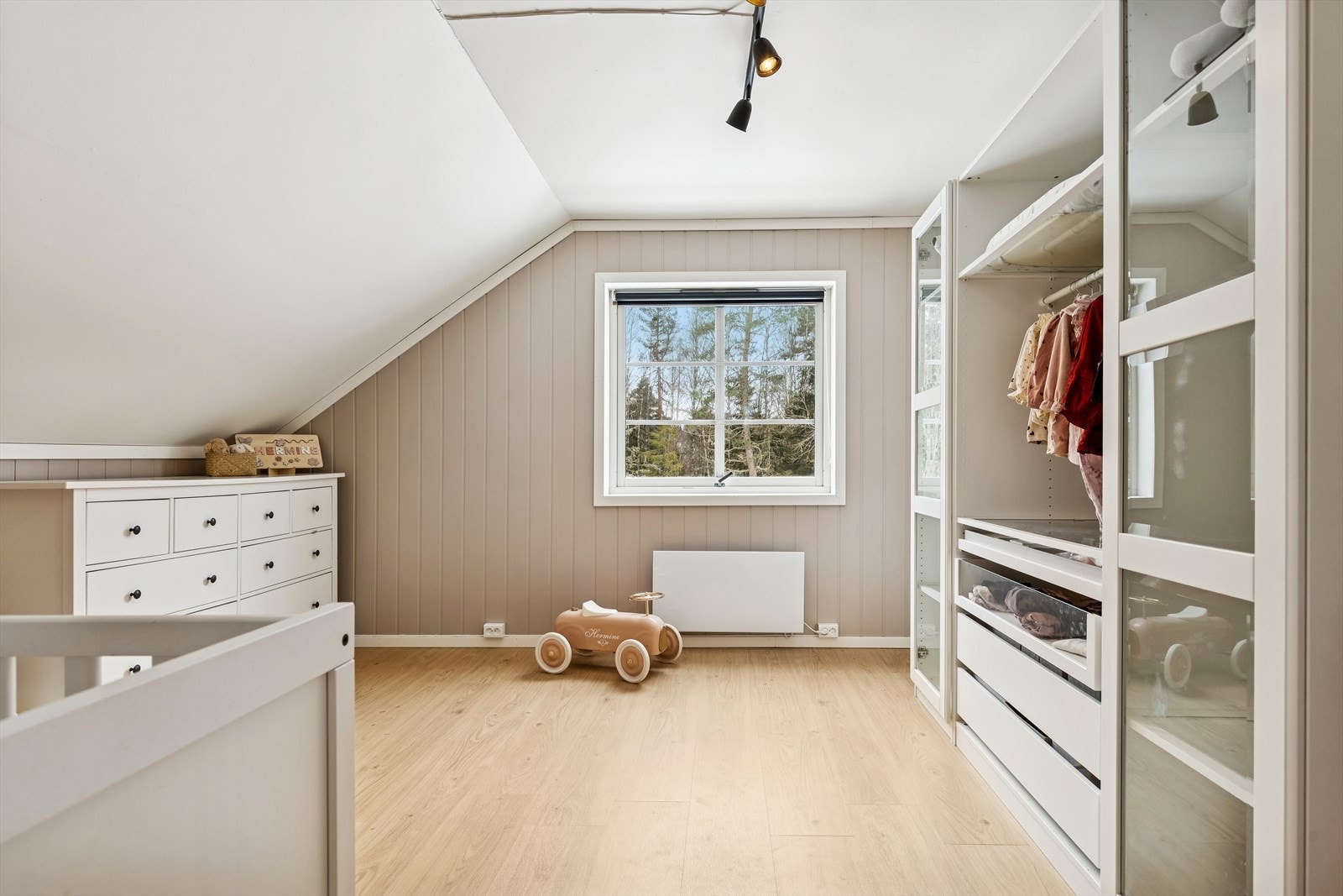 Dette soverommet har laminatgulv fra ca. 2024 og Smartpanel på veggene. Galleribilde