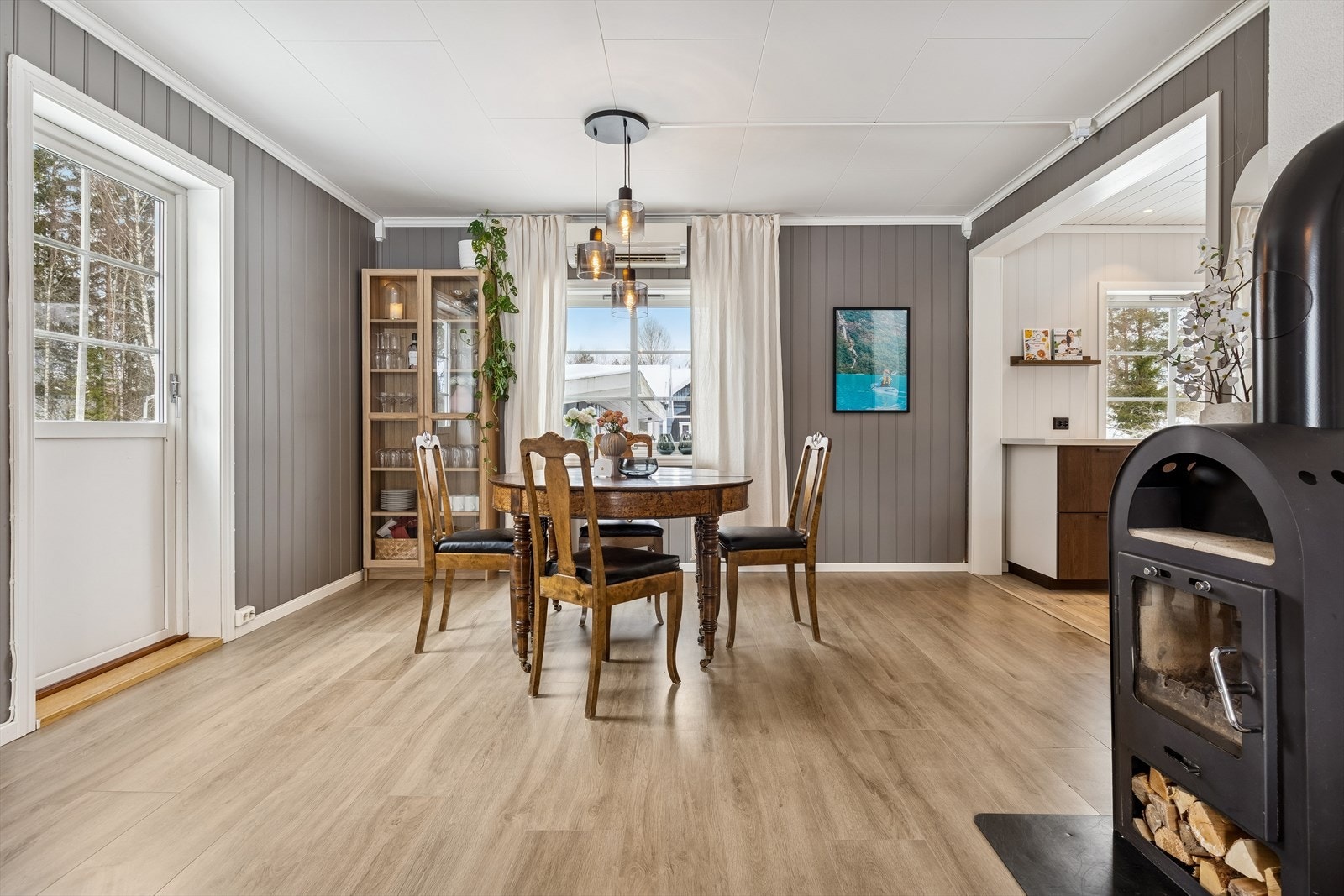 Fra spisestuen er det direkte utgang til den store terrassen. Galleribilde