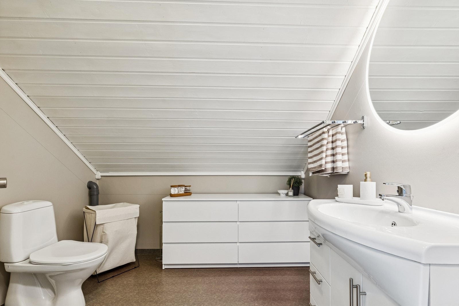 Her er det gulvvarme under våtromsbelegget for økt komfort. Galleribilde