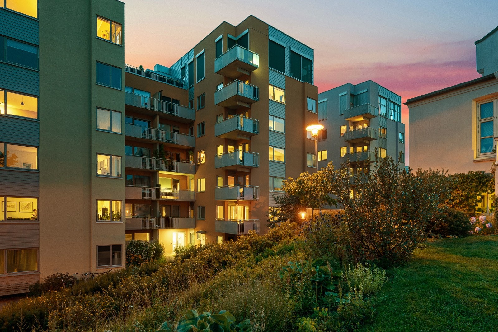 Høyt og fritt beliggende i byggets 3. etasje - Hele leiligheten vender mot den avlukkede hagen. Galleribilde