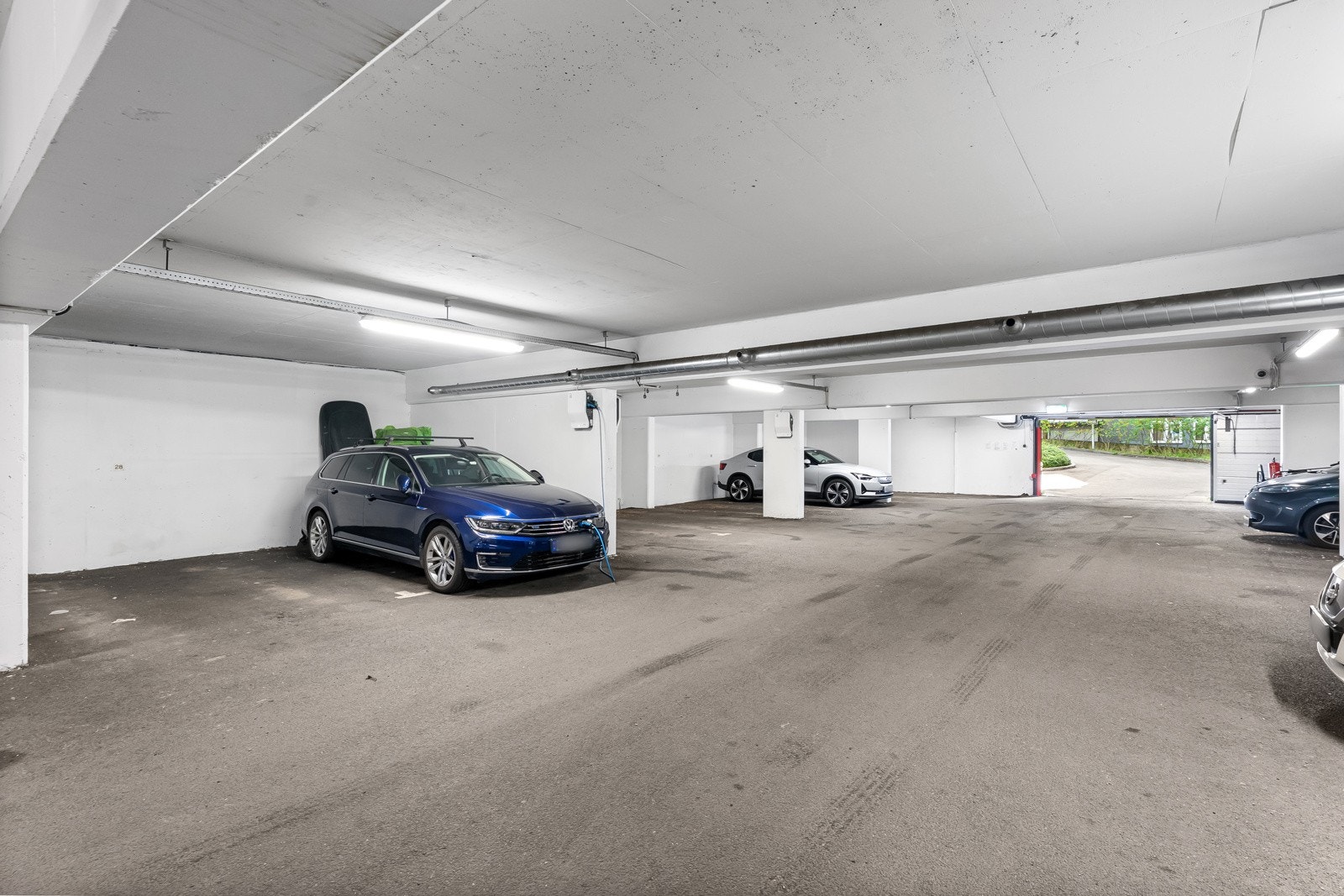 Garasjeplass med elbillader i felles, lukket anlegg. Galleribilde