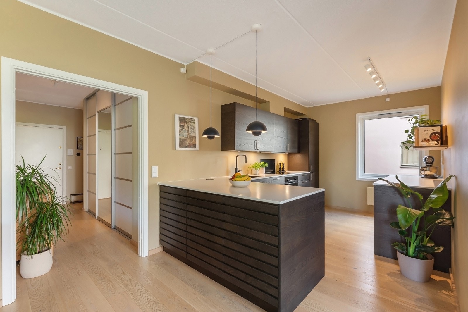 Kjøkkenet er fra 2022, levert av Kvik, og er utstyrt med integrerte hvitevarer. Galleribilde