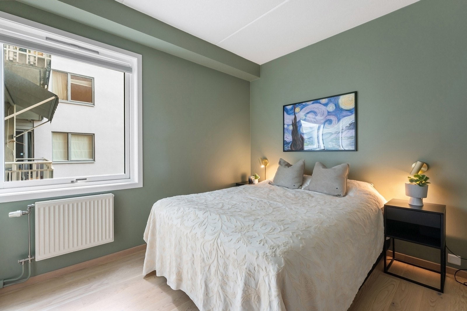 Hovedsoverom av god størrelse med fin plass til stor dobbeltseng med tilhørende møblement. Galleribilde