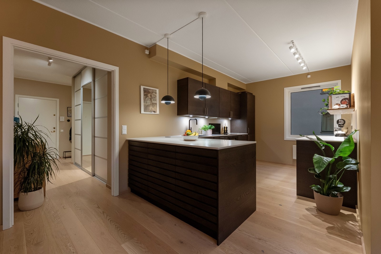 Kjøkkenet er fra 2022, levert av Kvik, og er utstyrt med integrerte hvitevarer. Galleribilde