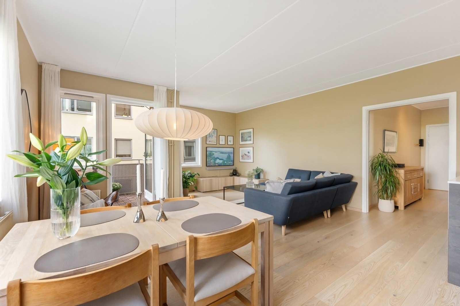 Det er heisadkomst fra garasjeanlegg og bakkeplan til leilighetens etasje. Galleribilde