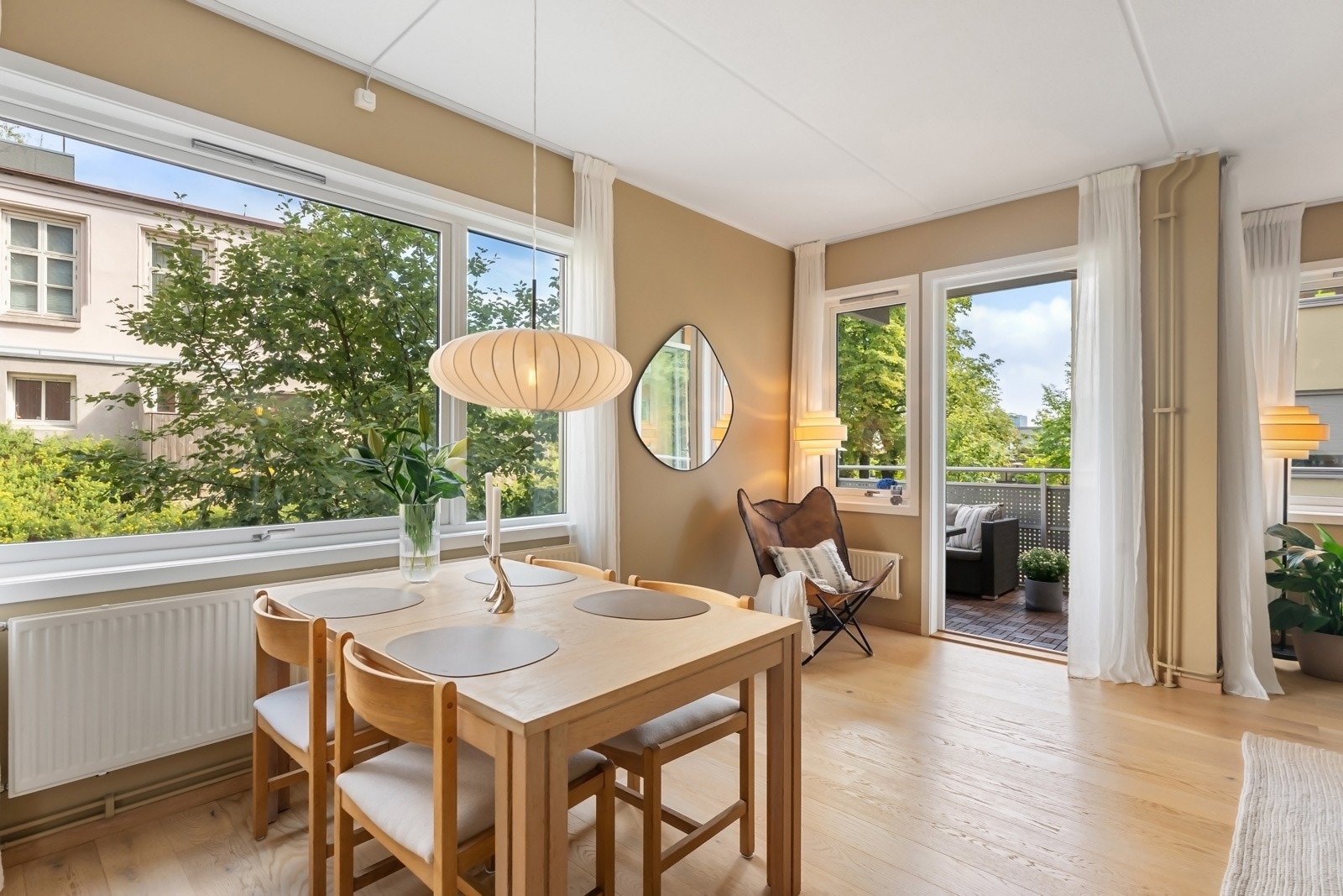 Rikelig med naturlig lysinnslipp via store vindusflater - Takhøyde på 2,68 meter. Galleribilde