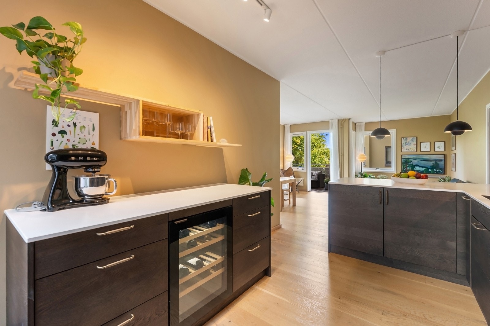 Kjøkkenet har en praktisk plassering i rommet og byr på rikelig med lagringsplass i romslige skap- og skuffeseksjoner. Galleribilde