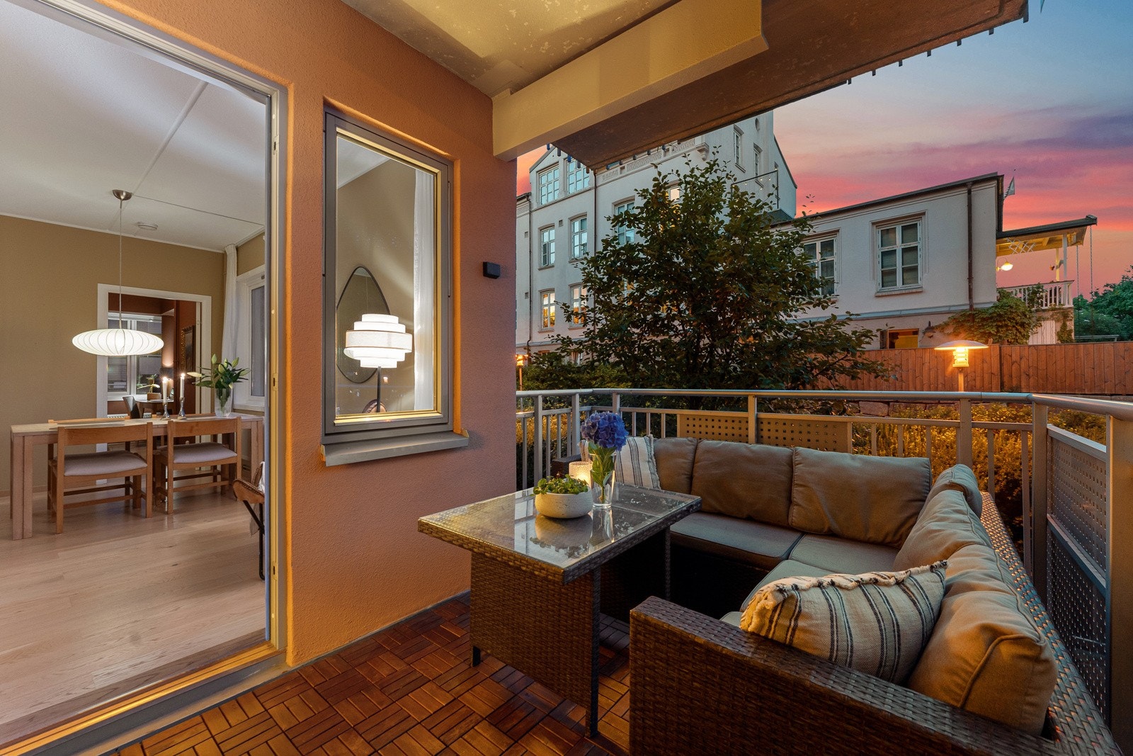 Nydelig utsyn mot idyllisk, lukket og privat hage i sameiet. Galleribilde