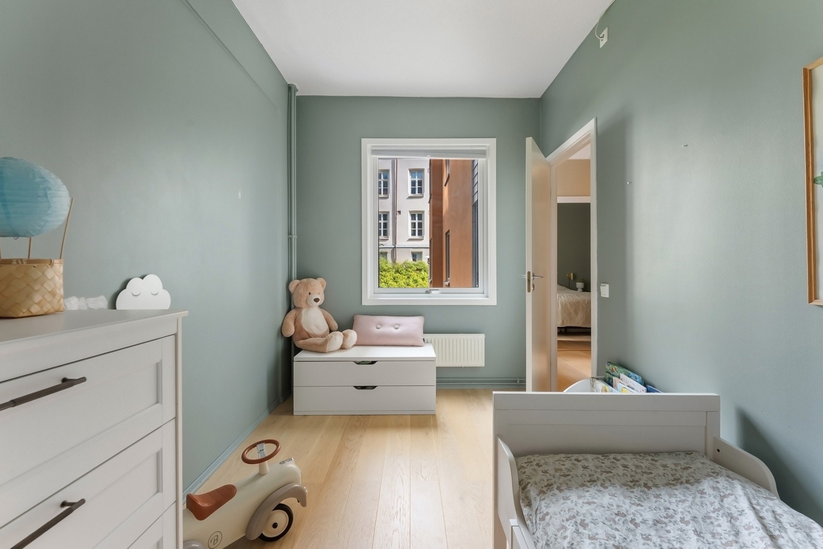 Soverom nr. 2 er også av fin størrelse og har plass til seng med tilhørende møblement. Galleribilde