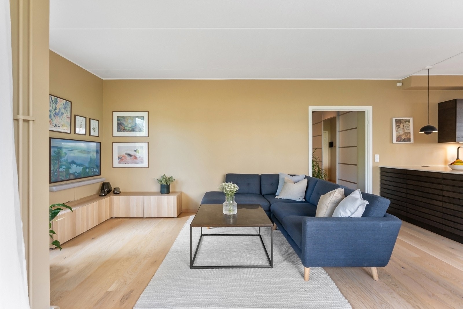 Felleskostnadene inkluderer blant annet oppvarming, varmtvann, TV, internett, renhold og vaktmestertjenester. Galleribilde