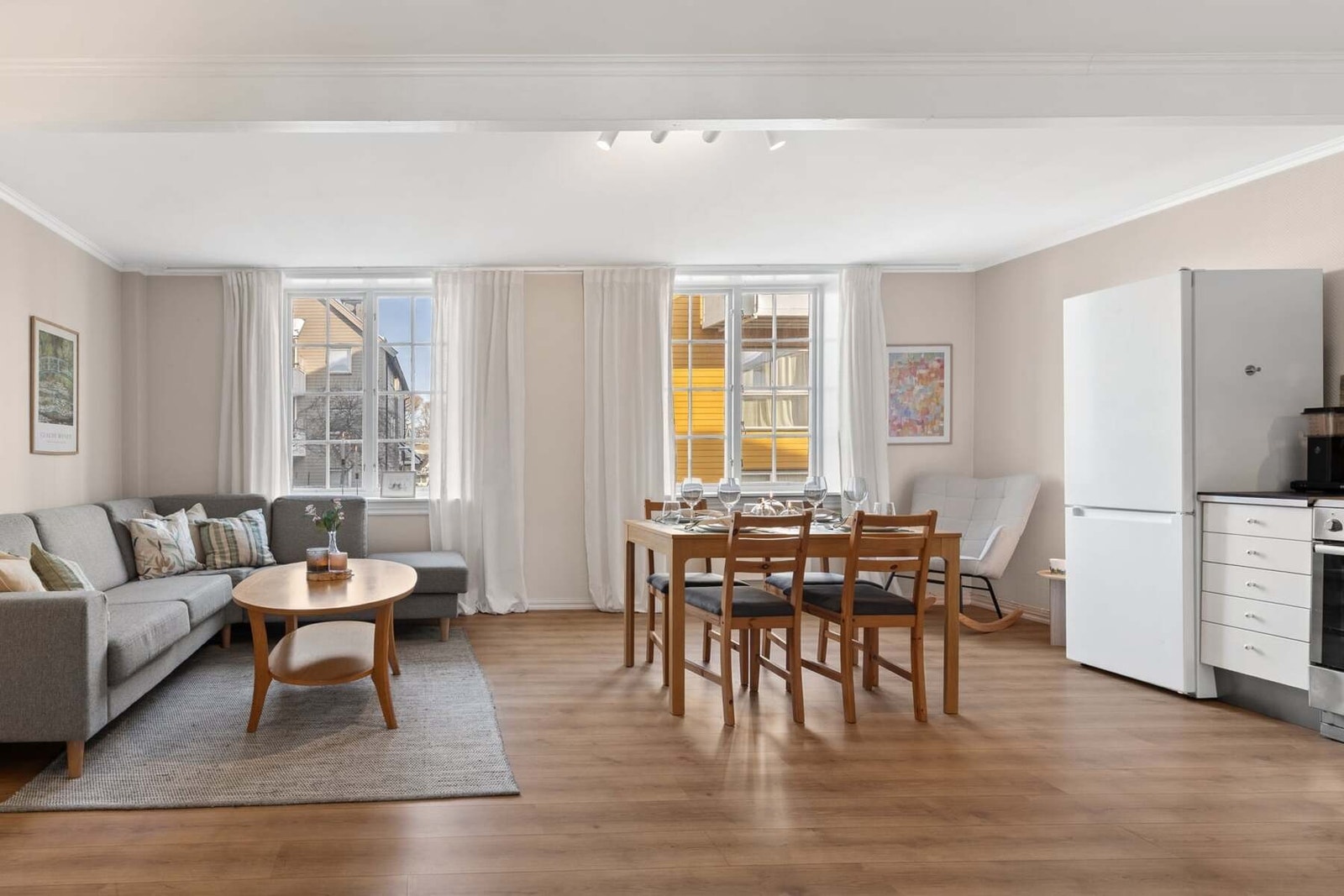 Rommet har åpen kjøkkenløsning og fin plass til sofa, tv-møblement og spisebord Galleribilde