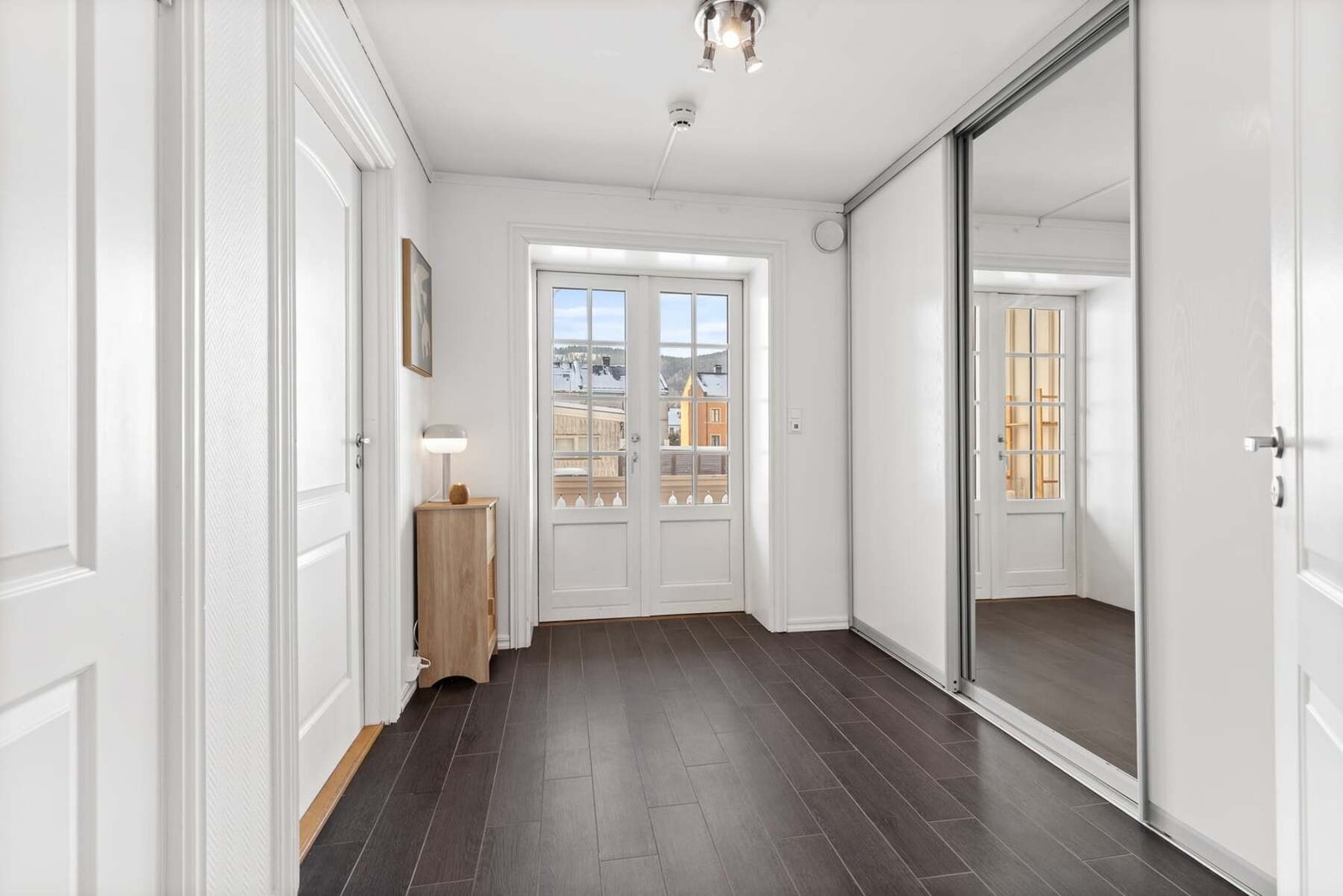 Romslig og innbydende entré med flislagt gulv Galleribilde